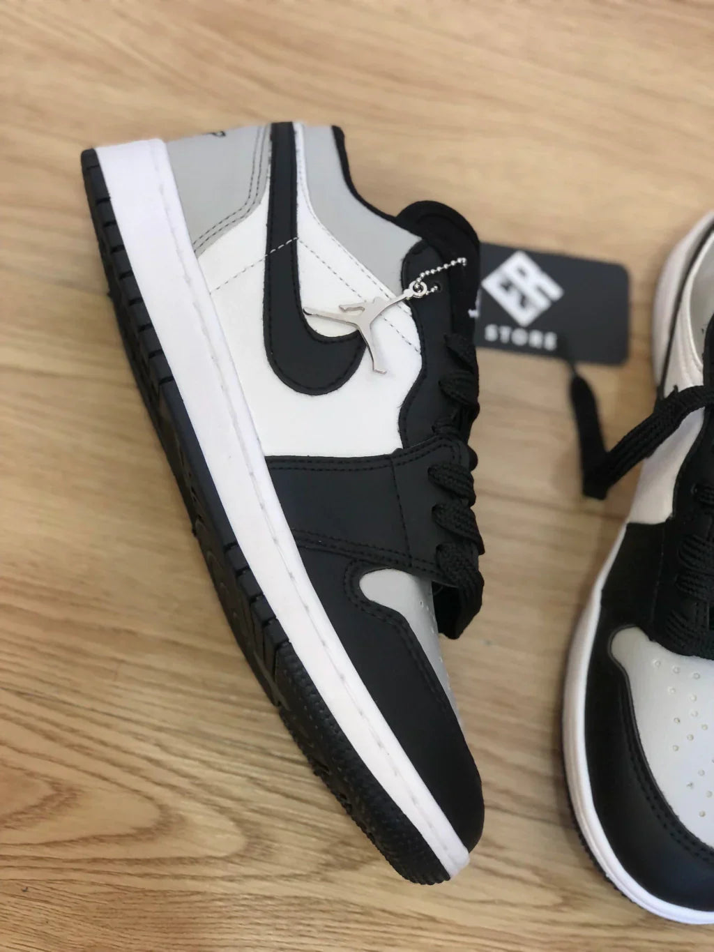 Zapatilla Nike Unisex - Air Jordan 1 Low - Blanco/Negro/Gris