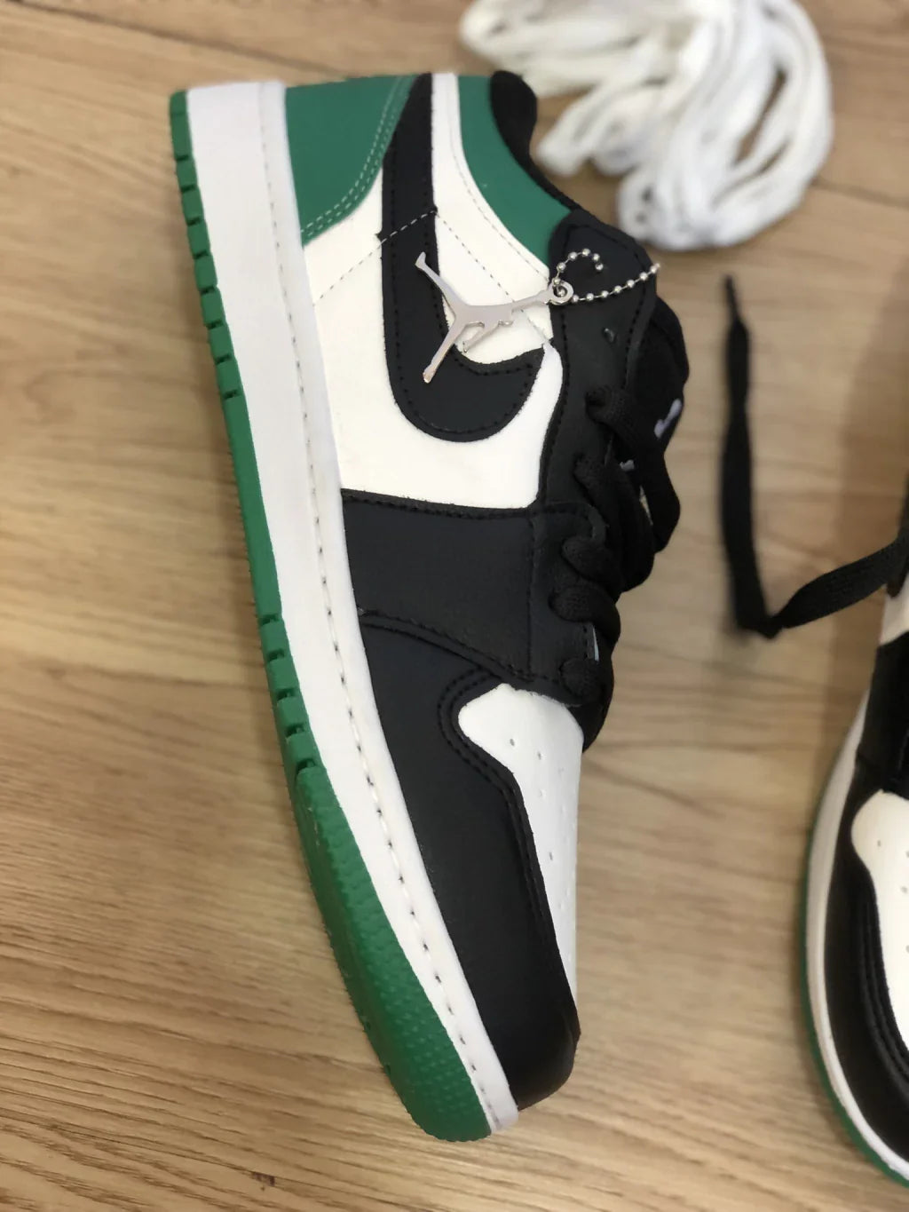 Zapatilla Nike Unisex - Air Jordan 1 Low -Negro/Blanco/Verde