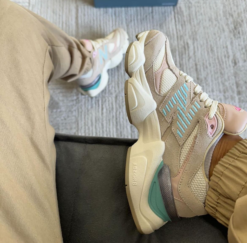 New Balance 9060 Unisex - Off-White/Rosa/Azul (Lanzamiento)