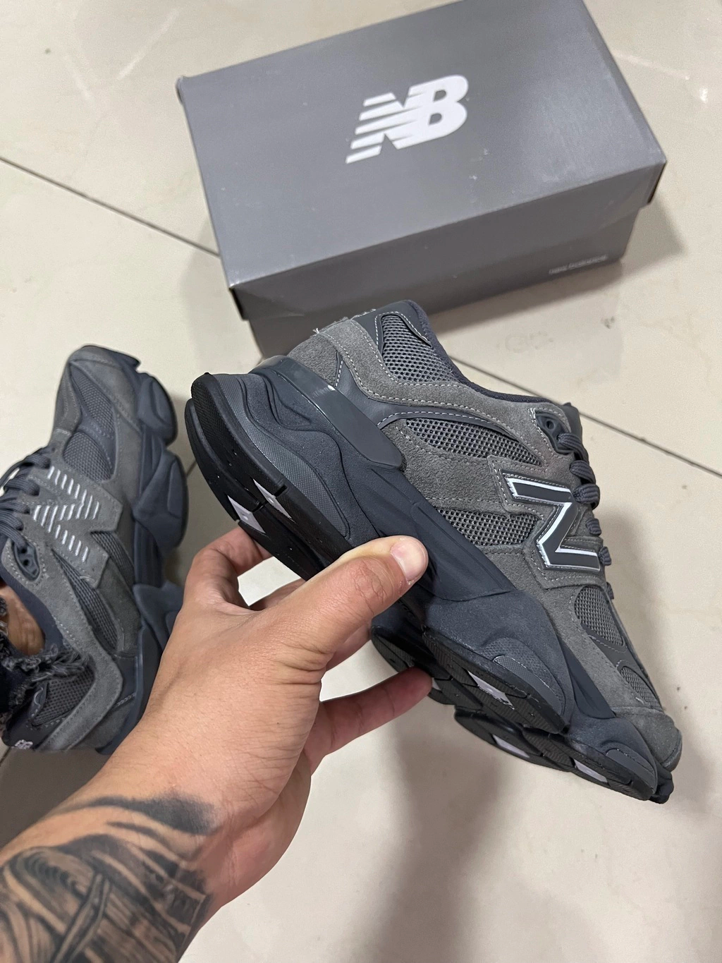 New Balance 9060 Unisex - Negro/Gris (Lanzamiento)