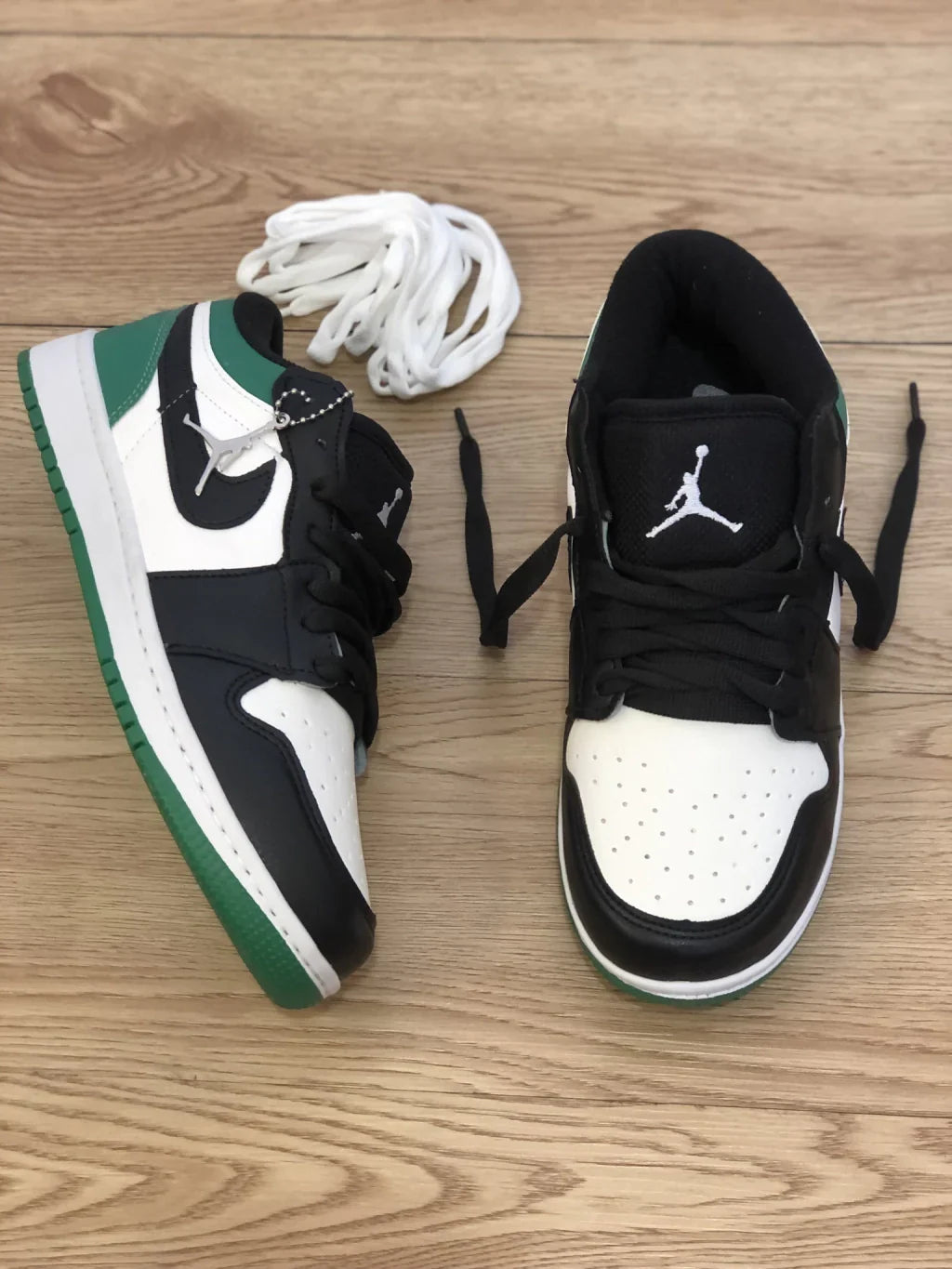 Zapatilla Nike Unisex - Air Jordan 1 Low -Negro/Blanco/Verde