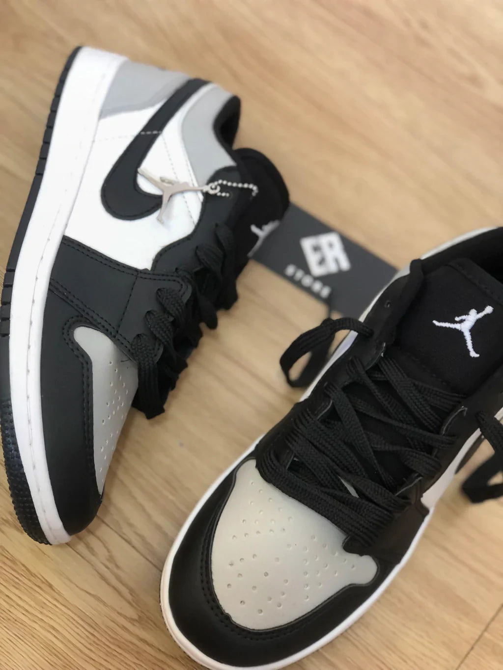 Zapatilla Nike Unisex - Air Jordan 1 Low - Blanco/Negro/Gris