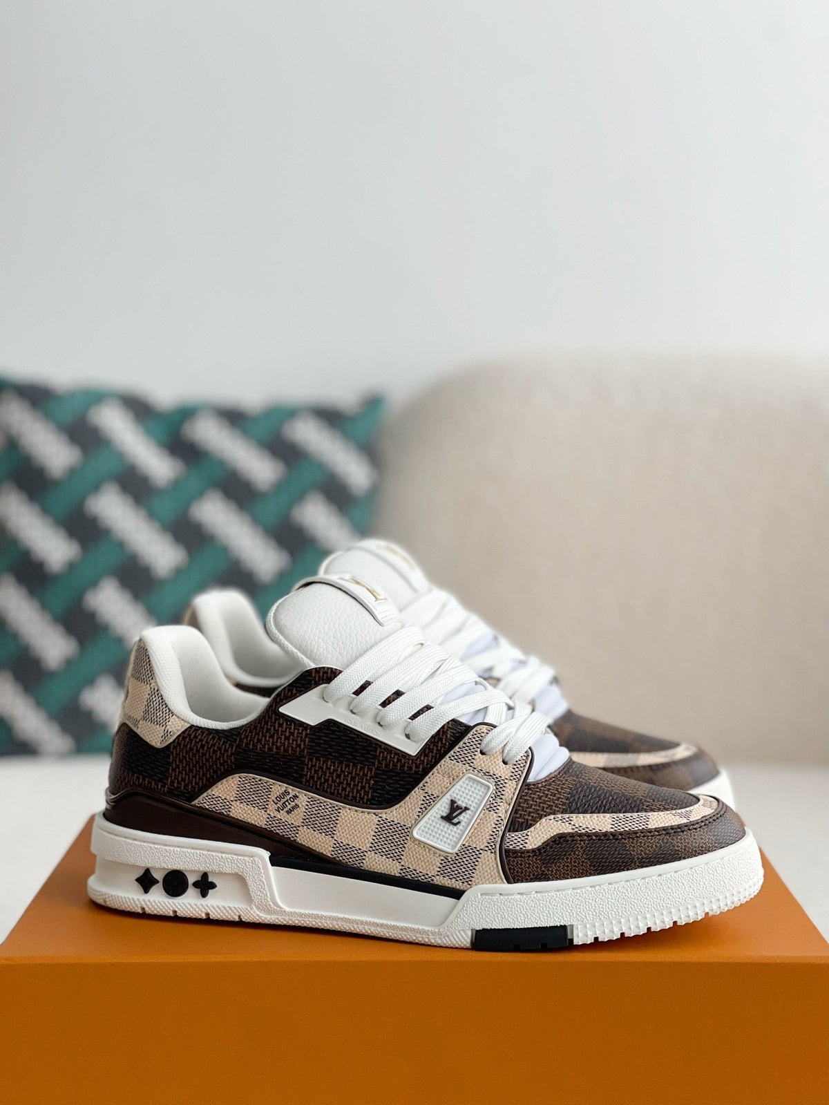Lv trainer ‘chocolate’