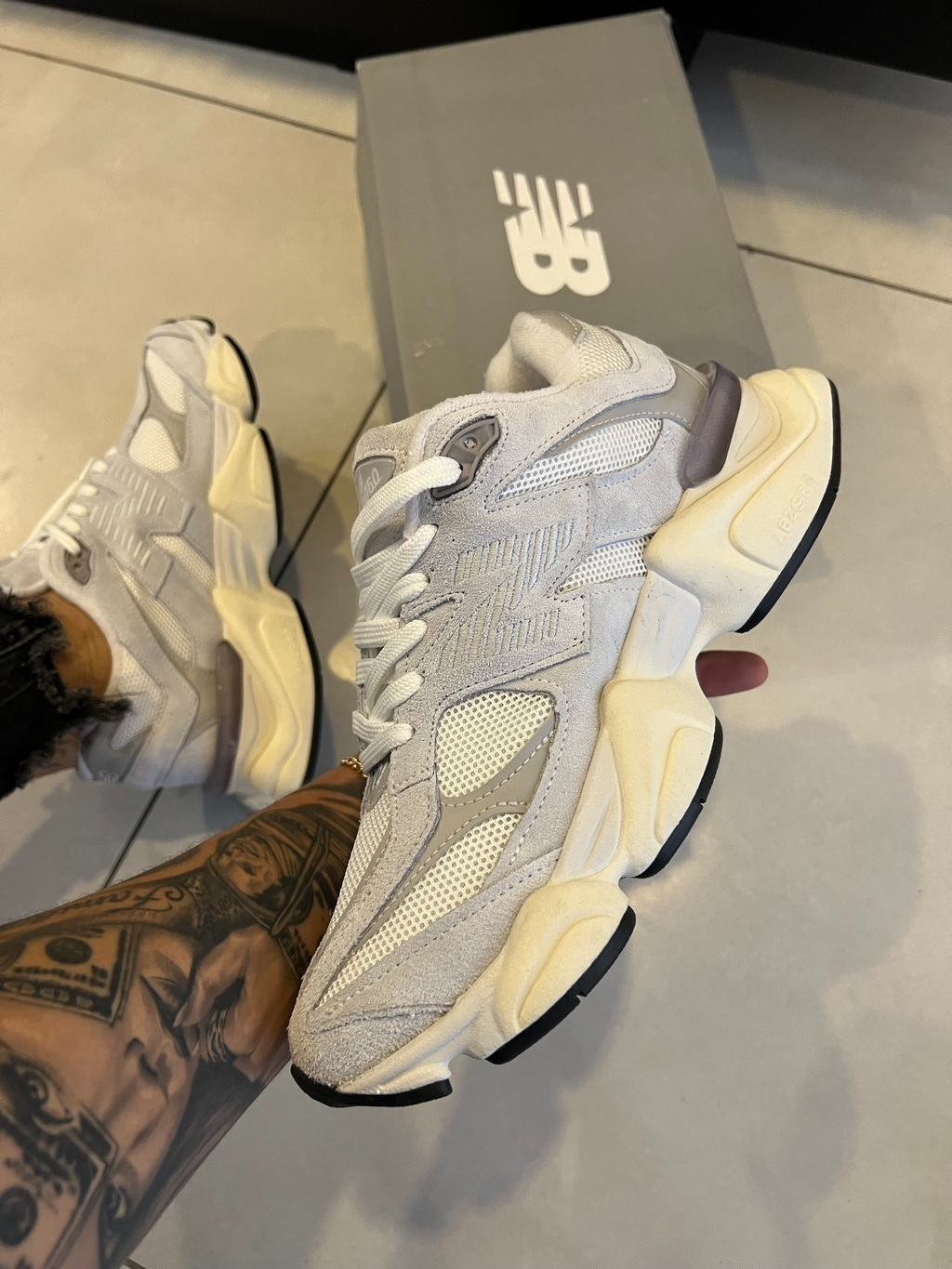 New Balance 9060 Unisex - Blanco/Gris (Lanzamiento)