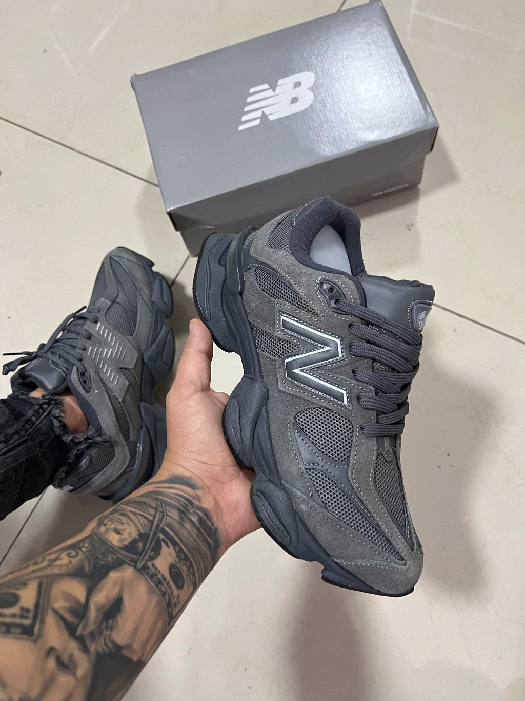 New Balance 9060 Unisex - Negro/Gris (Lanzamiento)