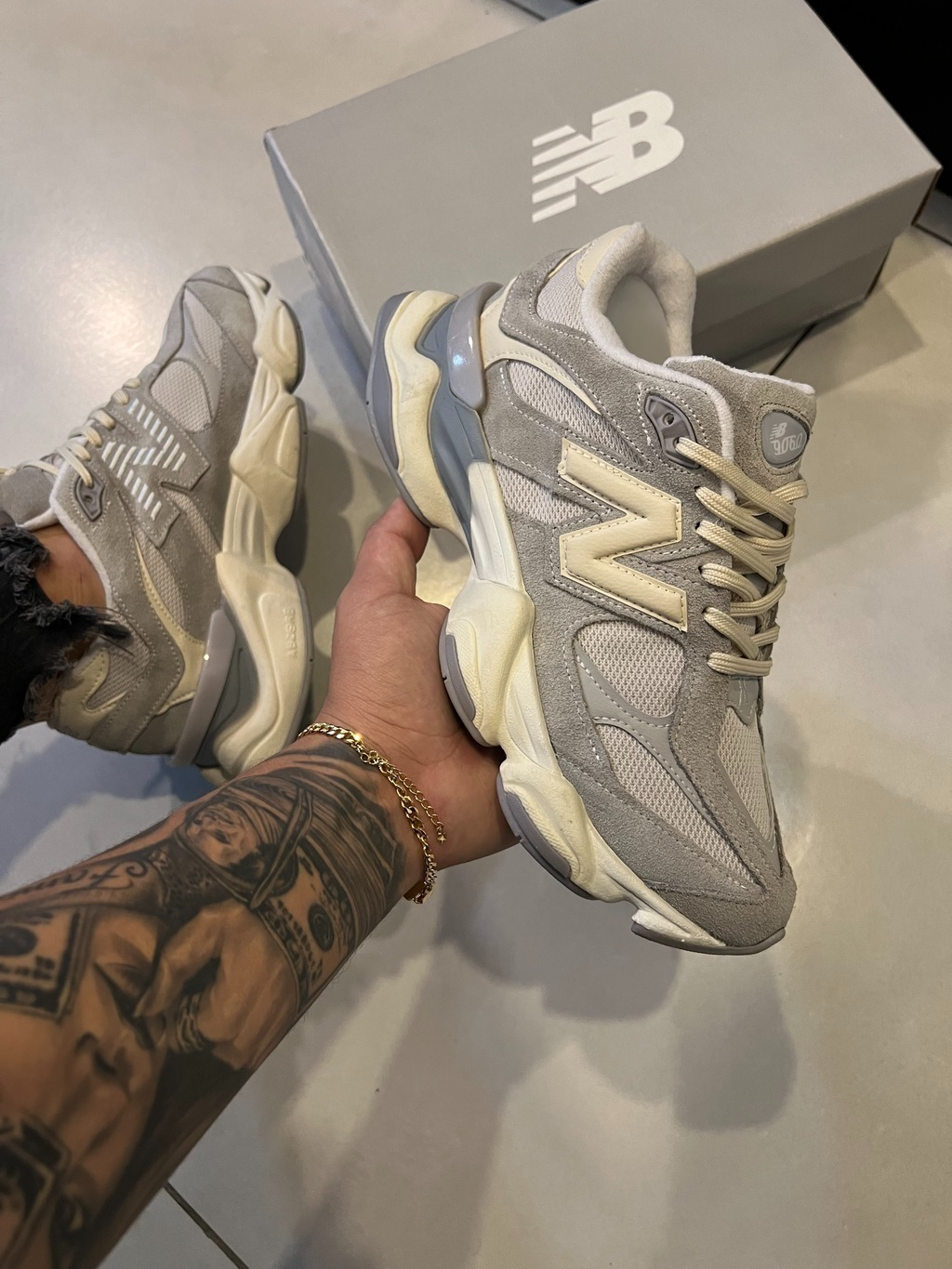 New Balance 9060 Unisex - Gris/Beige (Lanzamiento)