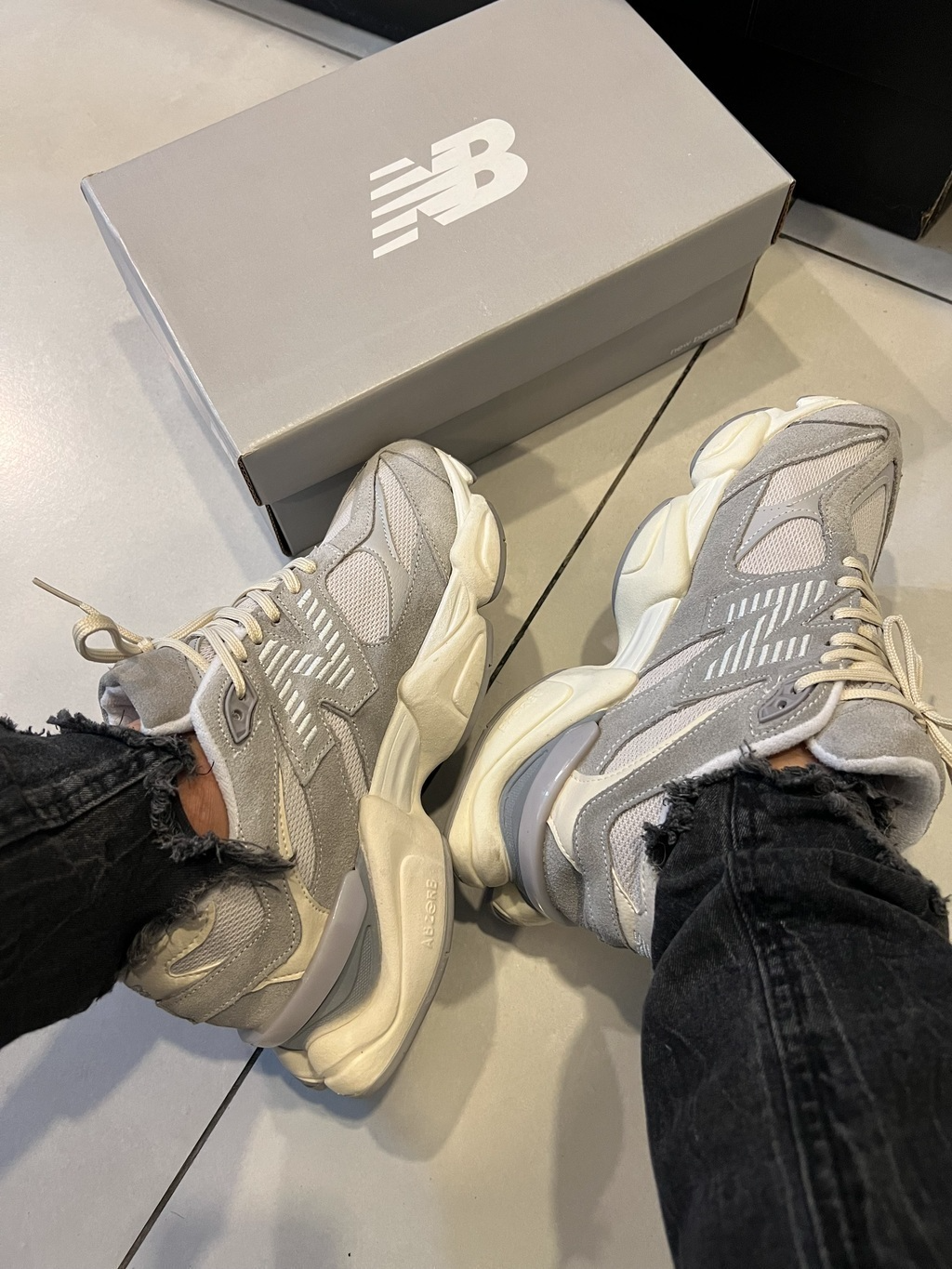 New Balance 9060 Unisex - Gris/Beige (Lanzamiento)